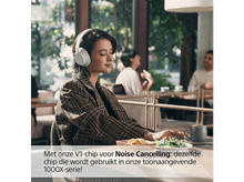 Charger l&#39;image dans la galerie, Femme portant un casque blanc dans un café, avec une tasse et une salade.
