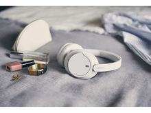 Charger l&#39;image dans la galerie, Casque blanc, trousse de maquillage, vernis à ongles, bagues et clés sur surface grise avec chemise bleue.
