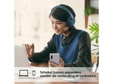 Charger l&#39;image dans la galerie, Femme portant un casque et utilisant un ordinateur portable tout en tenant un téléphone, avec un texte en dessous.
