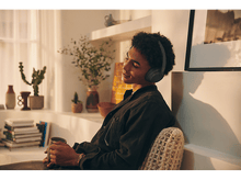 Charger l&#39;image dans la galerie, Personne portant un casque gris, assise détendue, tenant une tasse à l&#39;intérieur.
