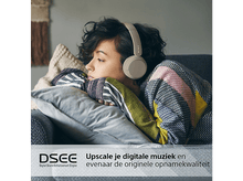 Charger l&#39;image dans la galerie, Femme avec un casque sur un canapé, avec du texte sur l&#39;amélioration de la musique numérique.
