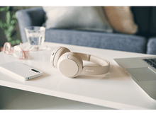Charger l&#39;image dans la galerie, Casque beige sur une table blanche, avec un téléphone, des lunettes et un ordinateur portable.
