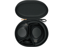 Charger l&#39;image dans la galerie, Casque Sony noir dans un étui noir. Fermeture éclair et marque dorées.
