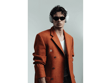 Charger l&#39;image dans la galerie, Un homme en blazer orange, lunettes de soleil et casque. Fond blanc. Il regarde la caméra.
