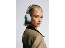 Charger l&#39;image dans la galerie, Femme blonde portant un casque, regardant par-dessus son épaule. Elle porte une veste beige. Le fond est blanc uni.
