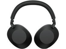 Charger l&#39;image dans la galerie, Casque noir plié, avec le logo visible sur les oreillettes.
