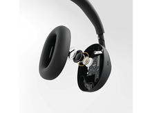 Charger l&#39;image dans la galerie, Casque noir démonté, montrant les composants internes: haut-parleur, circuit imprimé et écouteur. Sur fond blanc.
