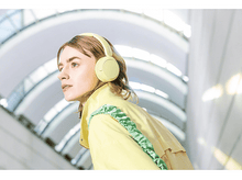 Charger l&#39;image dans la galerie, Une femme portant un casque jaune.
