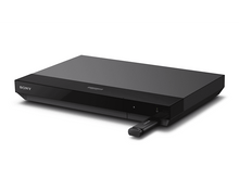 Charger l&#39;image dans la galerie, Un clavier rétroéclairé sur un bureau de jeu avec un moniteur affichant un jeu, un casque et une souris.
