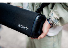 Charger l&#39;image dans la galerie, Une personne tenant une enceinte Sony noire, en gros plan.
