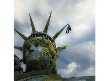 Charger l'image dans la galerie, Statue de la Liberté avec une silhouette suspendue à sa couronne. Envahie de lianes.
