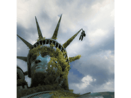 Statue de la Liberté avec une silhouette suspendue à sa couronne. Envahie de lianes.