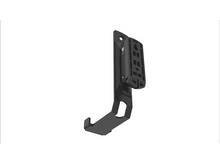 Charger l&#39;image dans la galerie, Support métallique noir avec un crochet et un mécanisme de montage.
