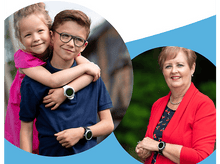 Charger l&#39;image dans la galerie, Deux enfants avec une femme, tous portant des montres intelligentes.
