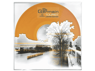 Un disque vinyle orange avec un graphisme d'arbre et de bateau. Le disque est dans une pochette en plastique transparent.