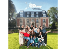 Charger l&#39;image dans la galerie, Pochette d&#39;album avec un groupe de personnes devant une grande maison. Le titre &#39;Star Academy&#39; est visible.
