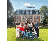 Pochette d'album avec un groupe de personnes devant une grande maison. Le titre 'Star Academy' est visible.