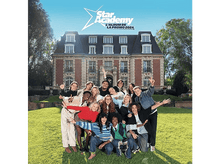 Charger l&#39;image dans la galerie, Groupe de personnes posant devant un grand bâtiment avec un logo &#39;Star Academy&#39;.
