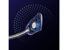 Charger l&#39;image dans la galerie, Gros plan sur une tête de microphone. Elle est transparente, montrant les composants internes. Fond sombre.
