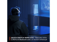 Charger l&#39;image dans la galerie, Une personne portant un casque et regardant un écran, avec une icône de connexion sans fil.
