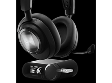 Charger l&#39;image dans la galerie, Casque noir avec un microphone et une station de recharge, sur fond sombre.
