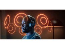 Charger l&#39;image dans la galerie, Un homme portant un casque, avec des cercles lumineux orange autour de sa tête.
