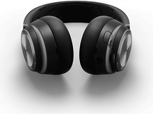 Charger l&#39;image dans la galerie, Casque noir sur fond blanc. Les oreillettes sont visibles.
