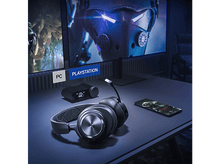 Charger l&#39;image dans la galerie, Casque noir avec micro sur le bureau. Écrans d&#39;ordinateur, téléphone, pièce sombre.
