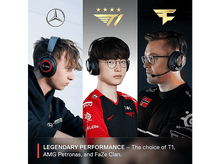 Charger l&#39;image dans la galerie, Trois joueurs avec des écouteurs. Logos de Mercedes, T1 et FaZe Clan au-dessus d&#39;eux.
