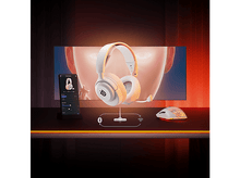 Charger l&#39;image dans la galerie, Casque de jeu avec un téléphone affichant une application et une souris sur un bureau.
