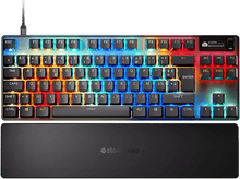 Charger l&#39;image dans la galerie, Clavier noir avec touches colorées. Il a un repose-poignet. Touches blanches et colorées. Logo SteelSeries.
