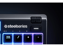 Charger l&#39;image dans la galerie, Gros plan sur un clavier noir avec le logo SteelSeries et une molette. Touches éclairées.
