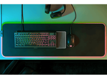 Charger l&#39;image dans la galerie, Configuration de jeu : clavier, souris et casque noirs sur un grand tapis de souris éclairé.
