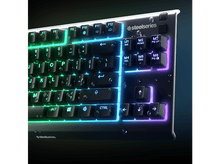 Charger l&#39;image dans la galerie, Clavier Steelseries avec éclairage coloré. Les touches sont noires et le fond est bleu foncé. Les touches ont des légendes.
