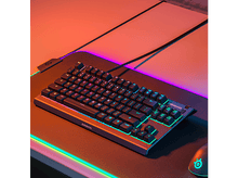 Charger l&#39;image dans la galerie, Clavier avec lumières, souris et tapis de souris sur une table.
