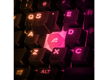 Charger l&#39;image dans la galerie, Gros plan sur un clavier avec touches éclairées. Les touches &#39;E&#39;, &#39;D&#39;, &#39;C&#39; et &#39;S&#39; sont éclairées.
