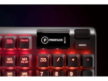 Charger l&#39;image dans la galerie, Gros plan sur un clavier avec le mot &#39;PROFILES&#39; affiché. Les touches sont éclairées en rouge.
