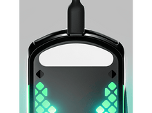 Charger l&#39;image dans la galerie, Gros plan d&#39;une souris de jeu noire avec des lumières vertes et bleues. Elle est branchée.
