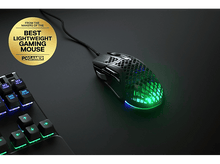 Charger l&#39;image dans la galerie, Souris gaming sur surface noire. Le logo PC Gamer dit &#39;Meilleure Souris Gaming Légère&#39;. Touches de clavier visibles.
