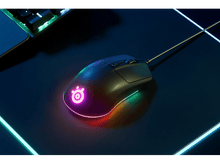Charger l&#39;image dans la galerie, Souris gaming noire avec logo et bord lumineux sur un tapis de souris sombre.
