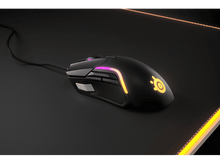 Charger l&#39;image dans la galerie, Souris de jeu noire sur un tapis de souris noir.
