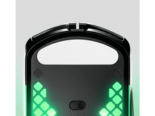 Charger l&#39;image dans la galerie, Souris gaming, vue de dessous, avec lumières vertes allumées. Le dessous de la souris est noir.
