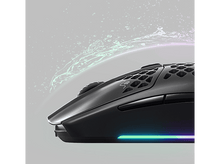 Charger l&#39;image dans la galerie, Souris de jeu noire avec un design en nid d&#39;abeille. Effet d&#39;éclaboussure d&#39;eau en arrière-plan.
