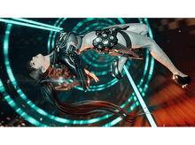 Charger l&#39;image dans la galerie, Femme futuriste aux longs cheveux, en noir, dans un cadre de science-fiction, avec néons et câbles.
