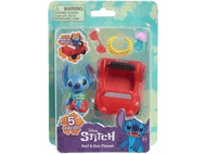 Un ensemble de jouets Stitch dans un emballage plastique. Stitch dans une voiture, avec des lunettes de soleil et accessoires.