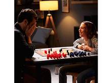 Charger l&#39;image dans la galerie, Un père et sa fille jouent à un jeu de société. La fille rit.
