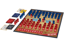 Charger l&#39;image dans la galerie, Configuration du jeu de société Stratego avec des pièces rouges et bleues.
