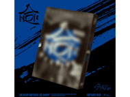 Pochette d'album avec fond bleu et texte japonais. Image floue, titre et logo. Texte blanc.