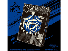 Charger l&#39;image dans la galerie, Pochette d&#39;album de Stray Kids, avec une photo de groupe et du texte en coréen. La pochette est bleue avec du texte blanc.
