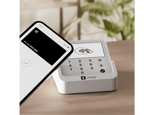 Charger l&#39;image dans la galerie, Smartphone avec carte de crédit payant sur un terminal de paiement SumUp.
